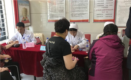 12.药业公司联合农商银行举行义诊活动_副本.jpg