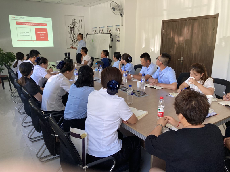 03物业公司举行新员工培训_副本.jpg