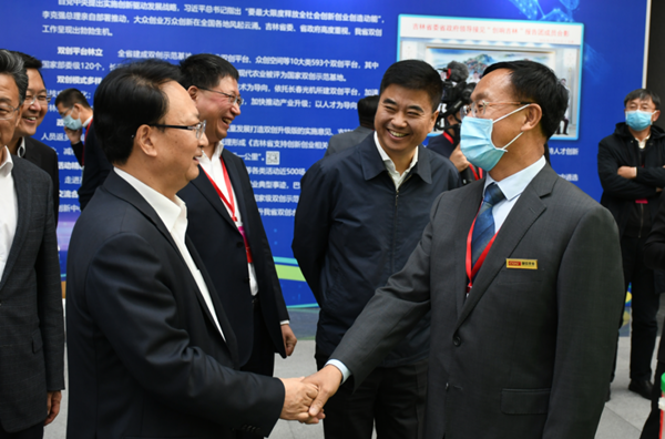24.省长景俊海与TG反波胆农业董事长杨柏明亲热握手_副本.png