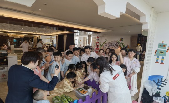 18.旅馆公司联合农业总公配合举行“制作干花团扇”活动现场_副本.jpg