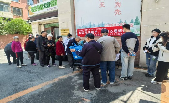 26.医疗公司家庭医生签约效劳义诊活动现场_副本.jpg